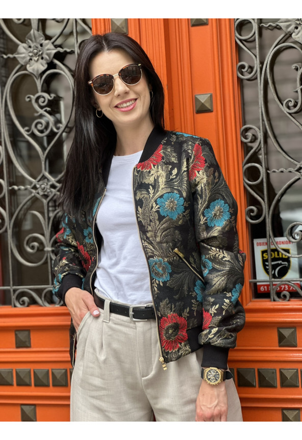 czarna damska kurtka bomberka w kwiaty Mowo Fashion