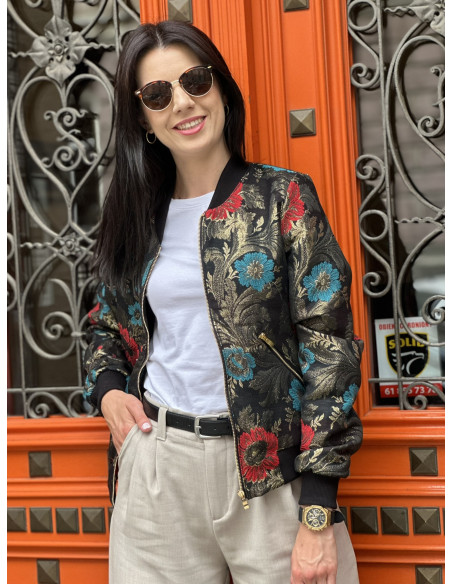 czarna damska kurtka bomberka w kwiaty Mowo Fashion